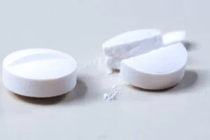 Pode cortar comprimido ao meio? Veja quando a prática pode trazer riscos