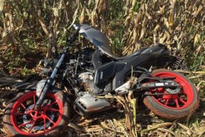 Polícia Militar localiza motocicleta furtada escondida em plantação de milho, em Floresta