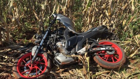 Polícia Militar localiza motocicleta furtada escondida em plantação de milho, em Floresta