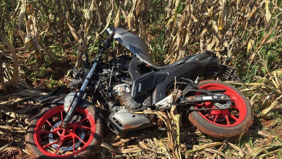 Polícia Militar localiza motocicleta furtada escondida em plantação de milho, em Floresta
