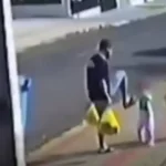 Polícia investiga pai flagrado chutando filha de três anos no PR