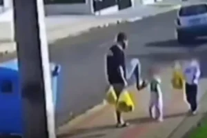 Polícia investiga pai flagrado chutando filha de três anos no PR