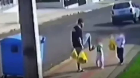 Polícia investiga pai flagrado chutando filha de três anos no PR