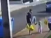 Polícia investiga pai flagrado chutando filha de três anos no PR