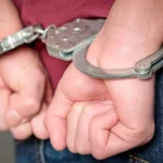 Polícia prende pai flagrado chutando filha de três anos no PR