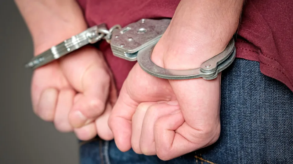 Polícia prende pai flagrado chutando filha de três anos no PR