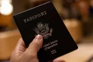 Por que os EUA caíram do 1º ao 10º lugar no ranking de passaportes fortes