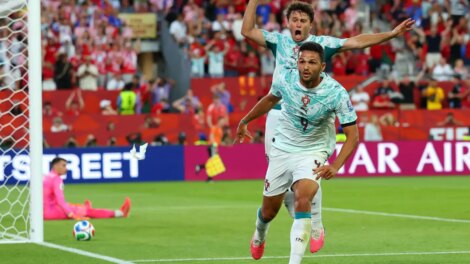 Portugal vira sobre Croácia e vai às oitavas com gols de CR7 e Ramos