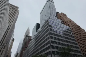 Prédio de 37 andares é evacuado por risco de colapso em Nova York; veja