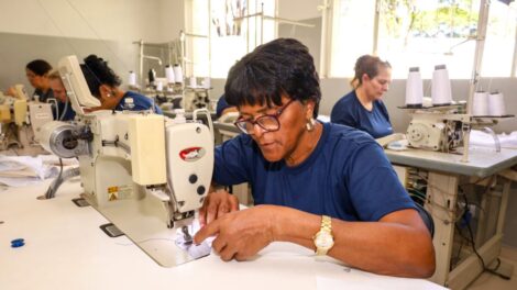 Prefeitura de Maringá abre inscrições para curso gratuito de costura com certificado do Senai