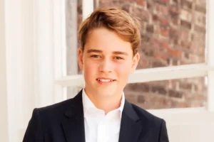 Príncipe George completa 13 anos e ganha novo retrato oficial