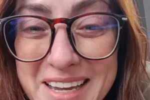 Professora chora após aluno pôr vidro em seu copo: "No limite"