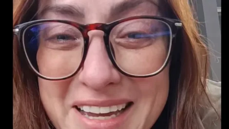 Professora chora após aluno pôr vidro em seu copo: "No limite"