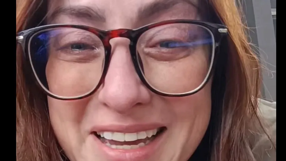 Professora chora após aluno pôr vidro em seu copo: "No limite"