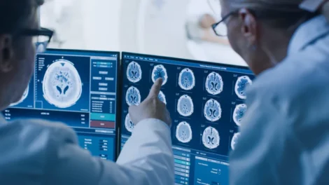 Quais médicos os homens devem procurar em cada fase da vida?