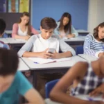 Restrição do uso do celular em sala de aula completa um ano e; o que mudou?