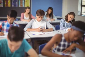 Restrição do uso do celular em sala de aula completa um ano e; o que mudou?