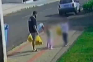 “Revoltada e assustada”: diz mãe de menina que levou chute do pai