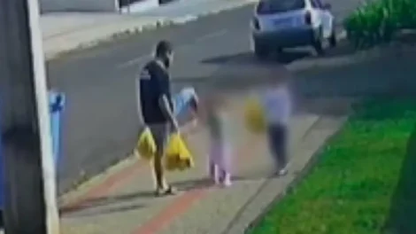 “Revoltada e assustada”: diz mãe de menina que levou chute do pai