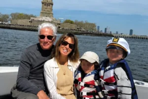 Richard Gere e Alejandra Silva mostram raras imagens em família