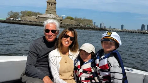 Richard Gere e Alejandra Silva mostram raras imagens em família