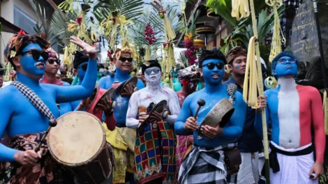 Ritual transforma ruas de Bali em desfile de cores e espiritualidade