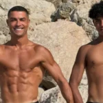 Ronaldo posa sem camisa com Cristianinho e faz provocação ao filho