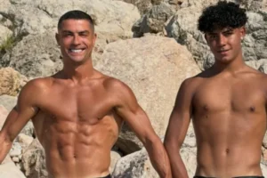Ronaldo posa sem camisa com Cristianinho e faz provocação ao filho
