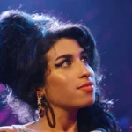Ronnie Wood relembra conversa com Amy Winehouse: "Sabemos que tem vodka"