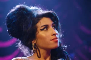 Ronnie Wood relembra conversa com Amy Winehouse: "Sabemos que tem vodka"