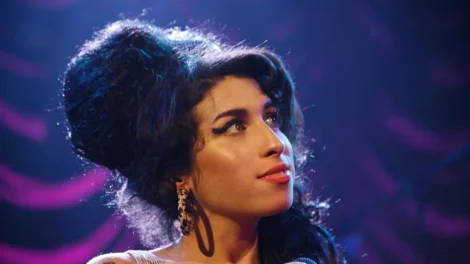 Ronnie Wood relembra conversa com Amy Winehouse: "Sabemos que tem vodka"