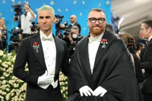 Sam Smith e Christian Cowan ficam noivos após três anos de relacionamento
