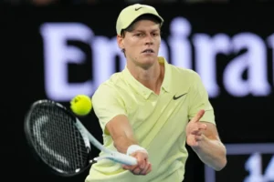 Sinner vence Zverev em batalha de quase 4h e é bicampeão em Wimbledon