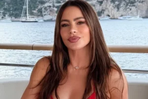 Sofía Vergara celebra 54 anos de biquíni em passeio de barco