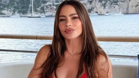 Sofía Vergara celebra 54 anos de biquíni em passeio de barco