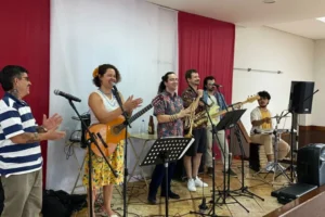Sulamericanos realiza show de música latina no Teatro Barracão