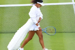 Tenista Naomi Osaka vira ícone de moda ao desfilar looks assinados nas quadras