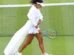 Tenista Naomi Osaka vira ícone de moda ao desfilar looks assinados nas quadras