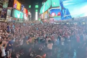 Torcedores da Argentina causam 'loucura' na Times Square noite dentro