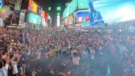 Torcedores da Argentina causam 'loucura' na Times Square noite dentro