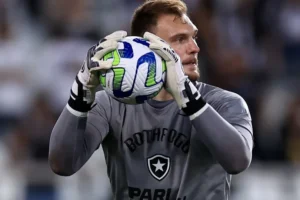 Torino contata Leeds United por Lucas Perri, ex-São Paulo e Botafogo
