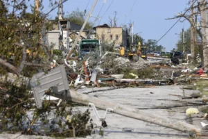 Tornado deixa rastro de destruição e 15 mil sem energia em Wisconsin, EUA