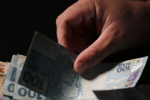 Trabalhadores nascidos em setembro e outubro recebem abono salarial