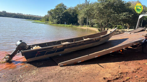 Traficantes fogem e abandonam carro e barco carregados de droga em Guaíra
