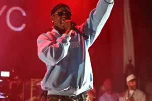 Travis Scott leva filha ao palco e é criticado nas redes sociais