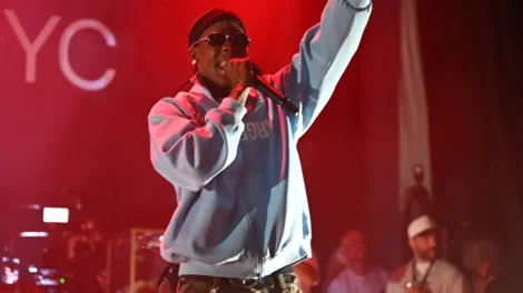 Travis Scott leva filha ao palco e é criticado nas redes sociais
