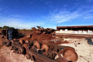 Trem descarrila e espalha carga de mais de 200 toneladas de fertilizantes em Marialva
