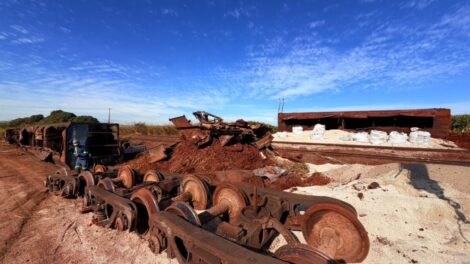 Trem descarrila e espalha carga de mais de 200 toneladas de fertilizantes em Marialva