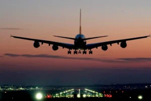 Três pilotos passam mal em voo de 10h com suspeita de intoxicação alimentar