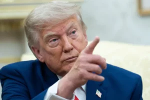 Trump: EUA vão bombardear uma ponte ou central por cada ataque em Hormuz